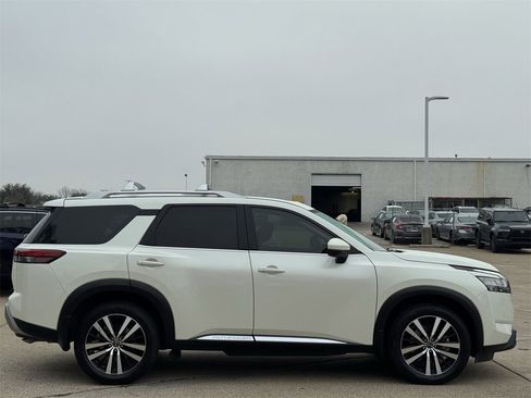 Used 2023 Nissan Pathfinder Platinum image 3