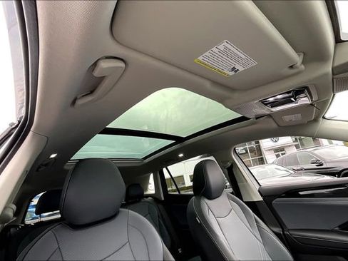 New 2025 Volkswagen Tiguan SE image 25