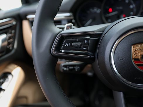 Certified 2025 Porsche Macan image 17