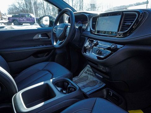 New 2026 Chrysler Pacifica Select image 41