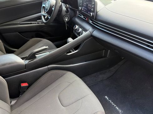 Used 2022 Hyundai Elantra SE FWD image 14