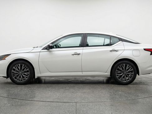 Used 2025 Nissan Altima 2.5 SV FWD image 5
