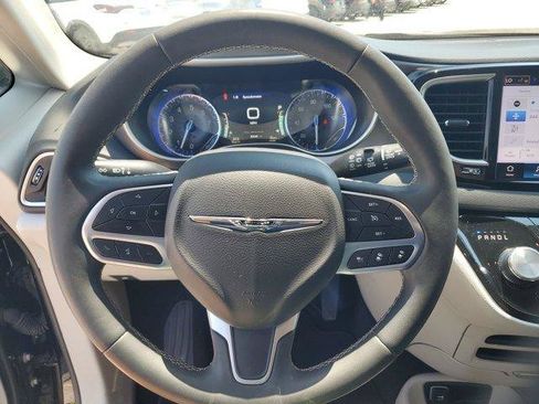 Used 2024 Chrysler Pacifica Touring-L FWD image 19