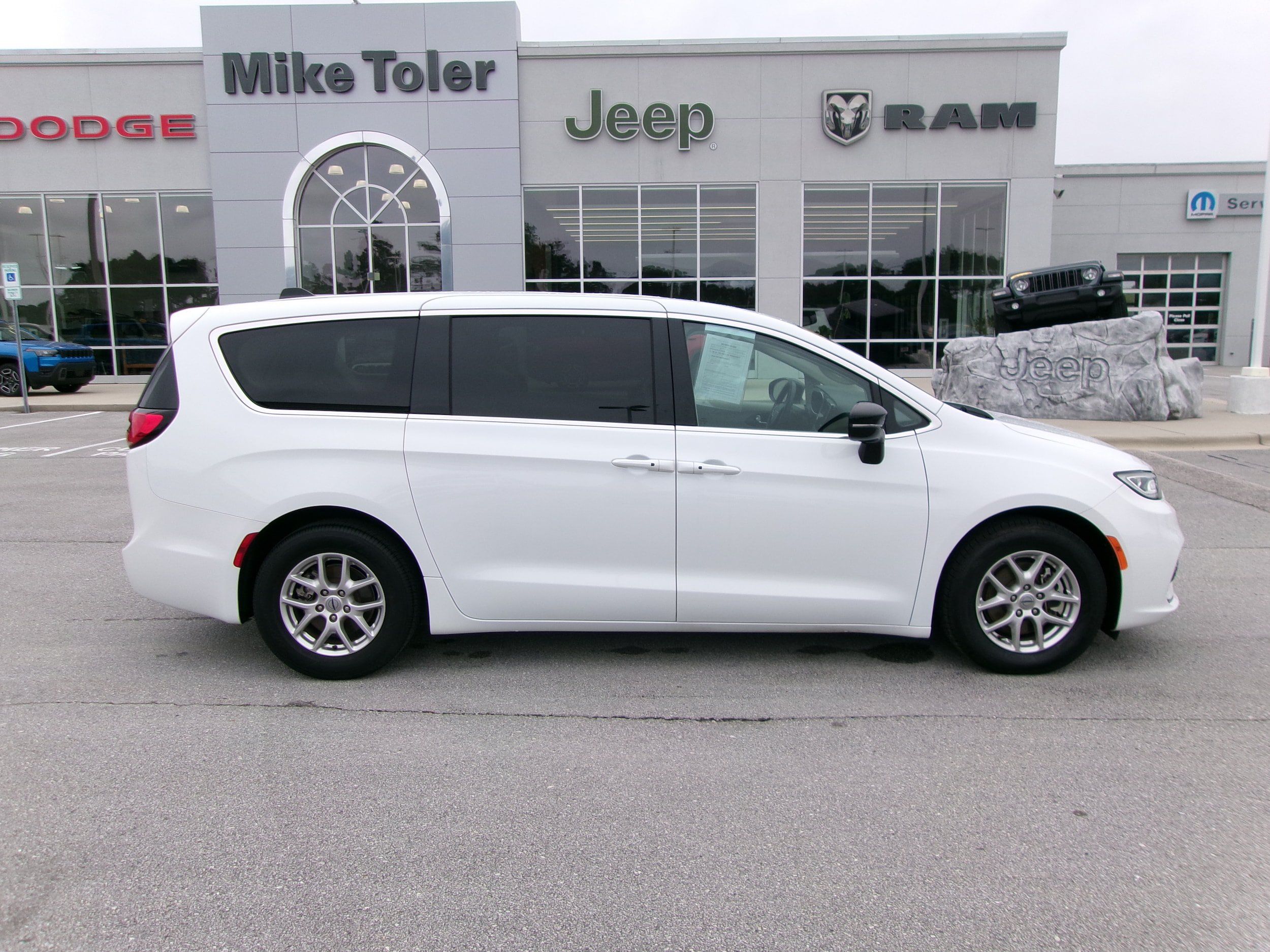 Used 2024 Chrysler Pacifica Touring-L FWD image 4