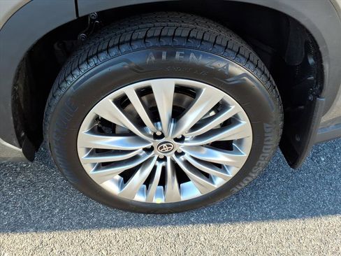 New 2026 Toyota Highlander Platinum image 8