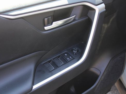 Used 2022 Toyota RAV4 XLE image 18