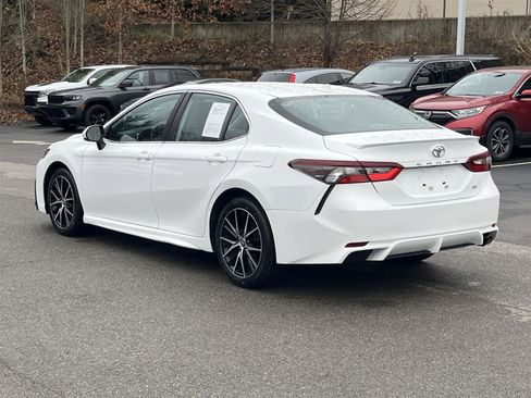 Used 2023 Toyota Camry SE image 3
