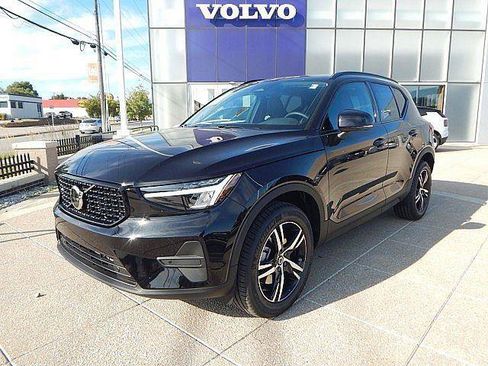 New 2026 Volvo XC40 B5 Core w/ Climate Package AWD/4WD image 3