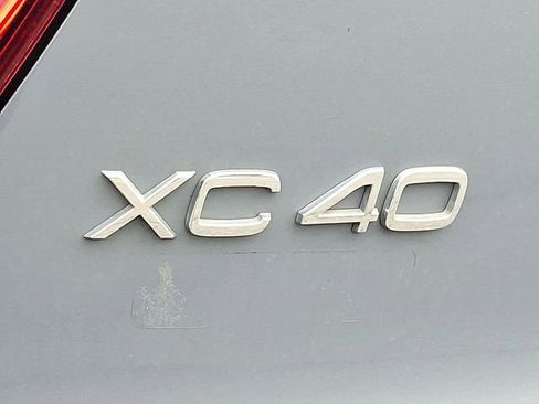 Used 2021 Volvo XC40 T5 R-Design w/ Climate Package AWD/4WD image 4