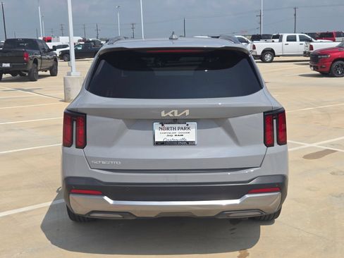 Used 2024 Kia Sorento EX w/ Panoramic Sunroof Package FWD image 4