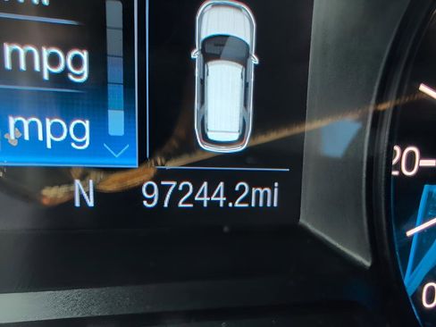 Used 2018 Ford Explorer XLT image 13