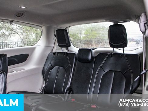 Used 2023 Chrysler Pacifica Touring-L image 19