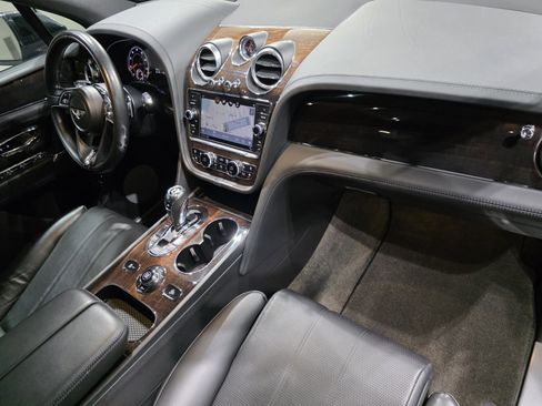 Used 2019 Bentley Bentayga image 27
