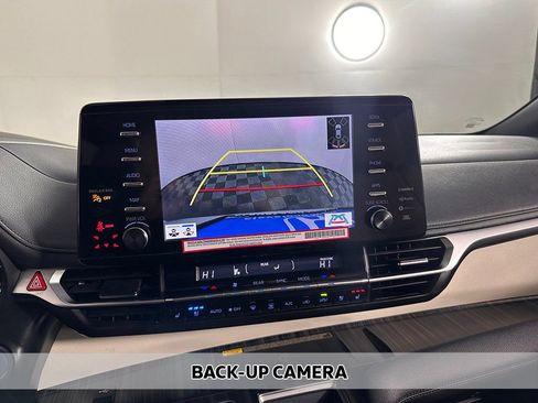 Used 2024 Toyota Sienna Limited FWD image 6
