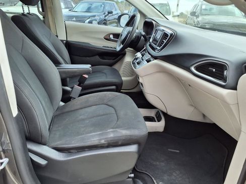 Used 2019 Chrysler Pacifica LX FWD image 20