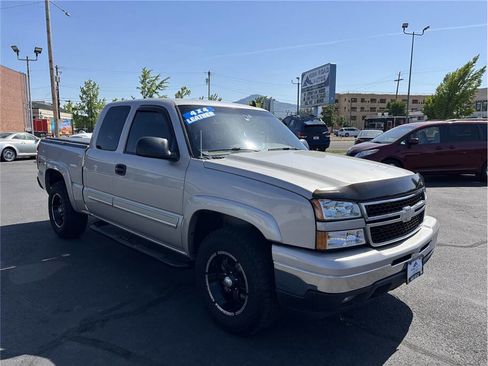 Used 2006 Chevrolet Silverado 1500 LT w/ Onstar Plus Package AWD/4WD image 7