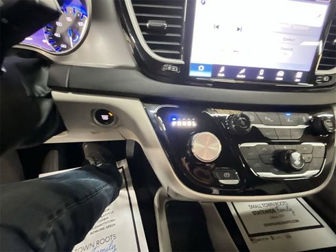 Used 2024 Chrysler Pacifica Touring-L image 19