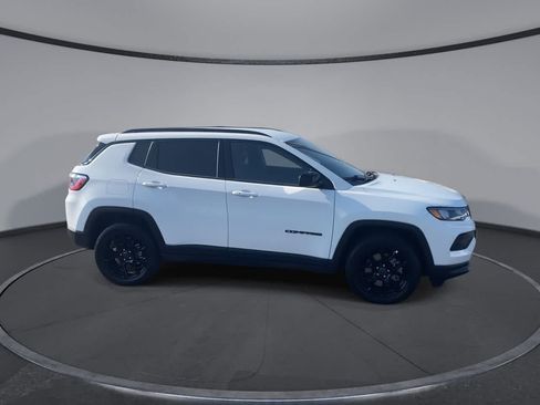 Used 2025 Jeep Compass Latitude w/ Convenience Group AWD/4WD image 9