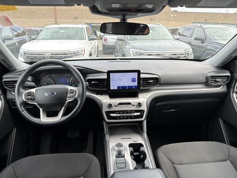 Used 2023 Ford Explorer XLT AWD/4WD image 12