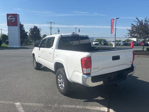 Used 2017 Toyota Tacoma SR5 w/ Tow Package AWD/4WD image 5