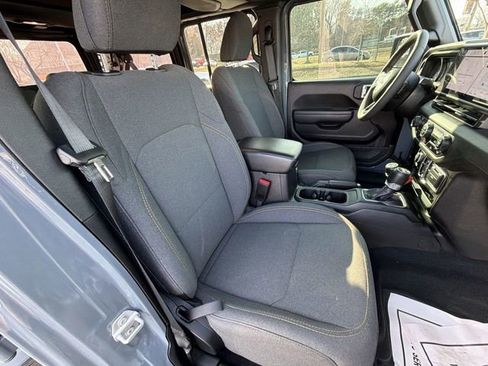Used 2024 Jeep Wrangler Unlimited image 26