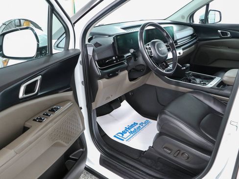 Used 2025 Kia Carnival FWD image 3