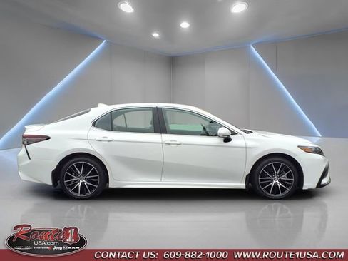 Used 2023 Toyota Camry SE image 2