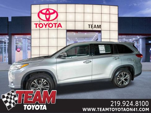 Used 2019 Toyota Highlander Plus w/ Carpet Mat Package (TMS) AWD/4WD image 1
