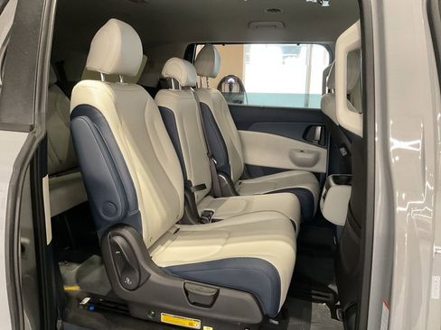 New 2026 Kia Carnival EX FWD image 21