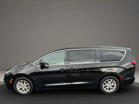 Used 2024 Chrysler Pacifica Touring-L FWD image 3