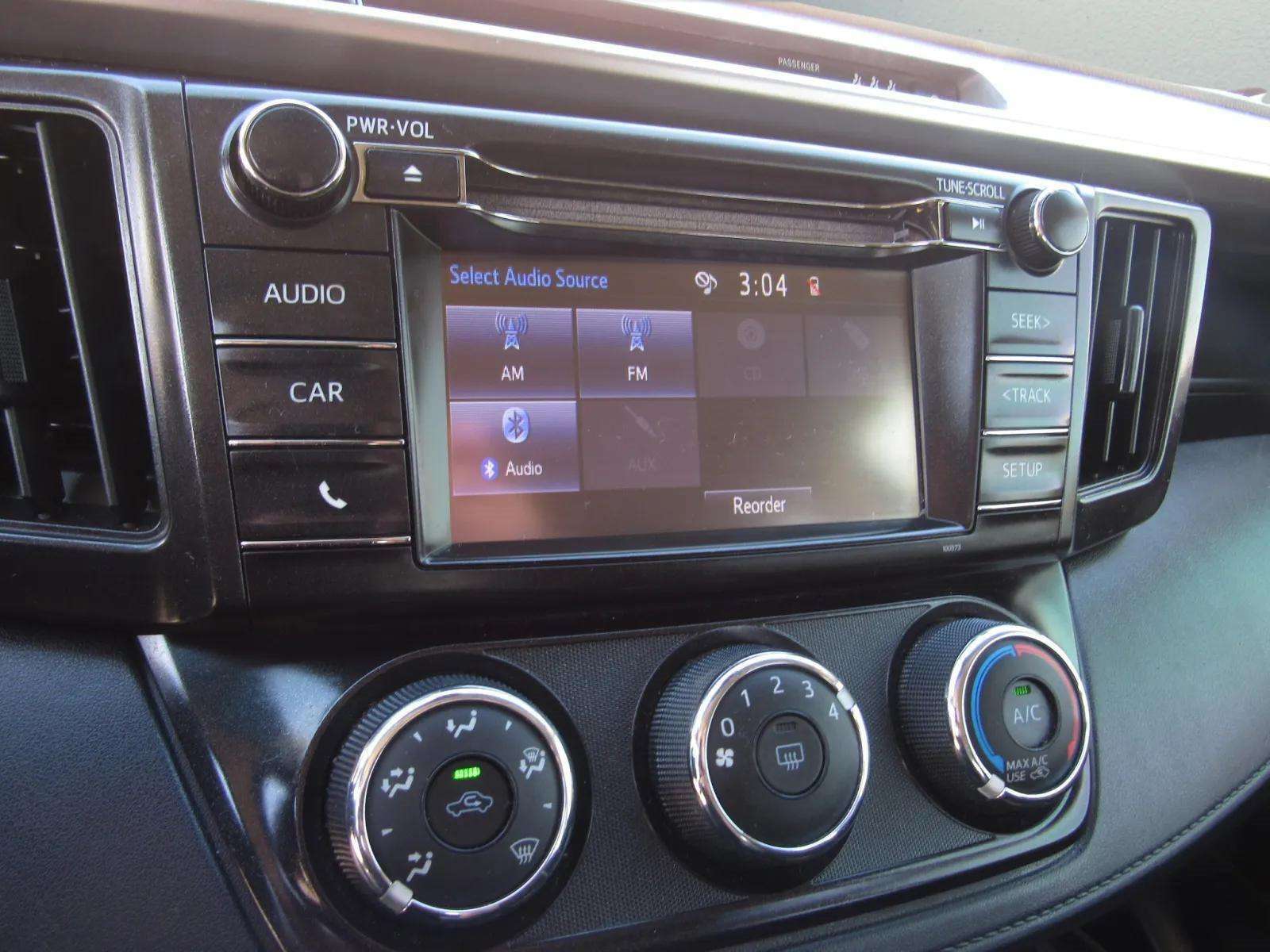 Used 2018 Toyota RAV4 LE FWD image 18