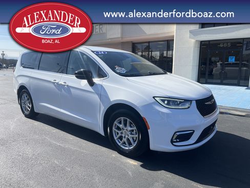 Used 2024 Chrysler Pacifica Touring-L image 3