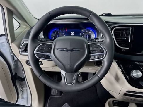 Used 2023 Chrysler Pacifica Touring-L FWD image 12