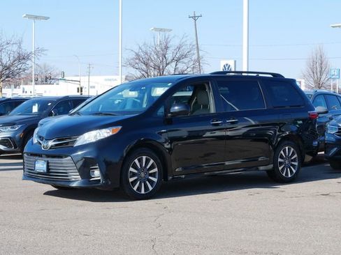 Used 2020 Toyota Sienna XLE w/ XLE Navigation Package image 3