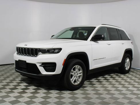 Used 2023 Jeep Grand Cherokee Laredo image 28