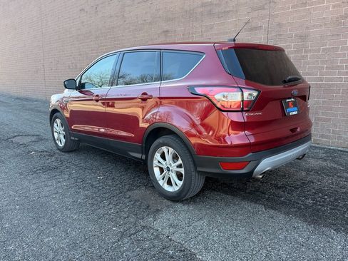 Used 2017 Ford Escape SE image 3