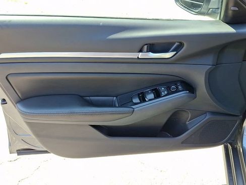 Used 2023 Nissan Altima 2.5 SV FWD image 9