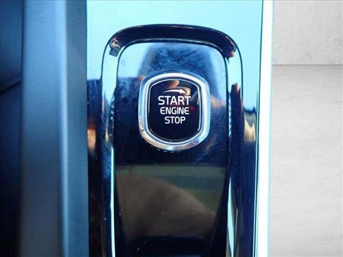 Used 2022 Volvo XC60 B5 Momentum image 25