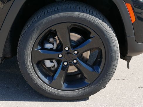 Used 2023 Jeep Grand Cherokee Limited w/ Black Appearance Package image 15