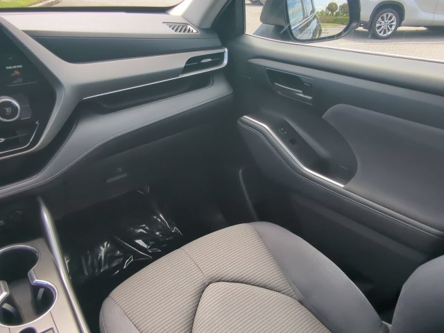 Used 2021 Toyota Highlander LE FWD image 16