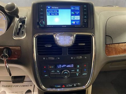 Used 2011 Chrysler Town & Country Touring w/ Entertainment Group #1 FWD image 19