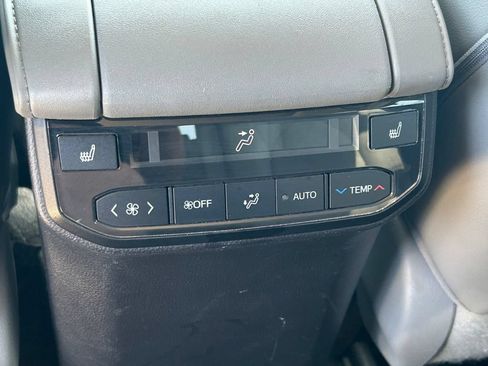 Used 2023 Toyota Highlander Platinum FWD image 27