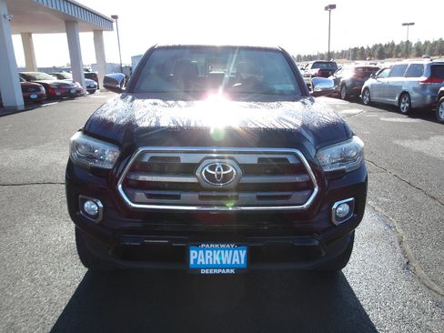 Used 2016 Toyota Tacoma Limited w/ Towing Package image 8