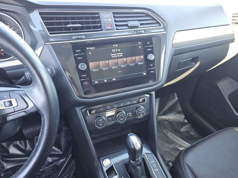 Used 2018 Volkswagen Tiguan SE image 32
