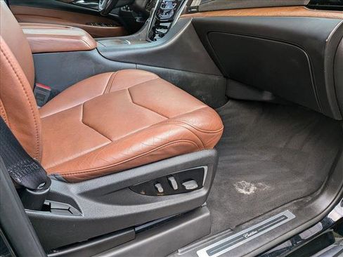 Used 2017 Cadillac Escalade ESV Luxury image 16