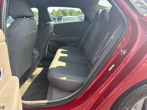 Used 2024 Hyundai Elantra SEL FWD image 27