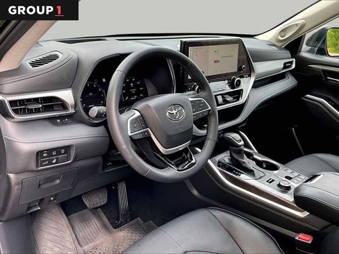 Certified 2025 Toyota Highlander Platinum AWD/4WD image 18