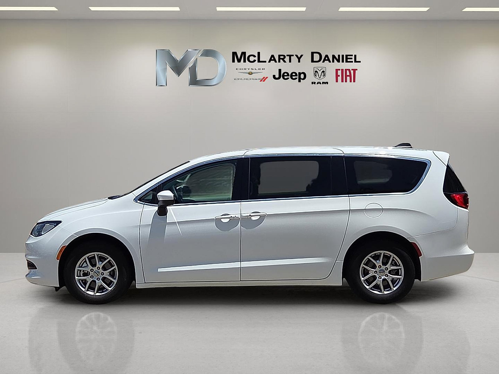 Used 2023 Chrysler Voyager LX FWD image 3