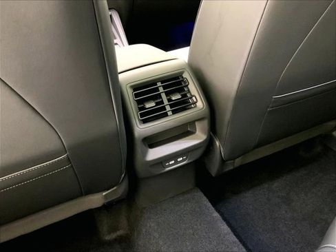 Used 2025 Volkswagen Tiguan SE w/ Panoramic Sunroof Package image 34