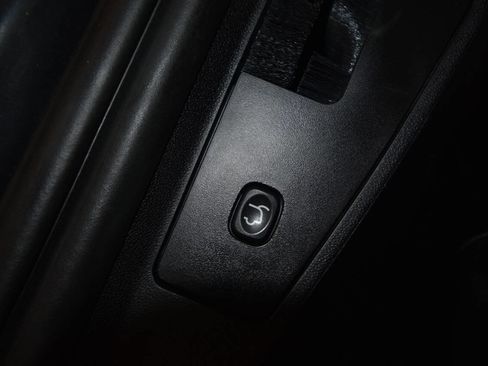 Used 2016 Chrysler Town & Country S image 32